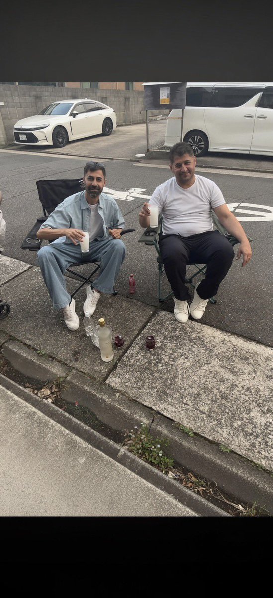 Izumi_Sunagawa's tweet photo. 道路でBBQして椅子まで出して飲酒する不良外国人。

あのさぁ、こういう事をするから嫌われるって何でわからないんだよ？ https://t.co/i4aZ3x18nh