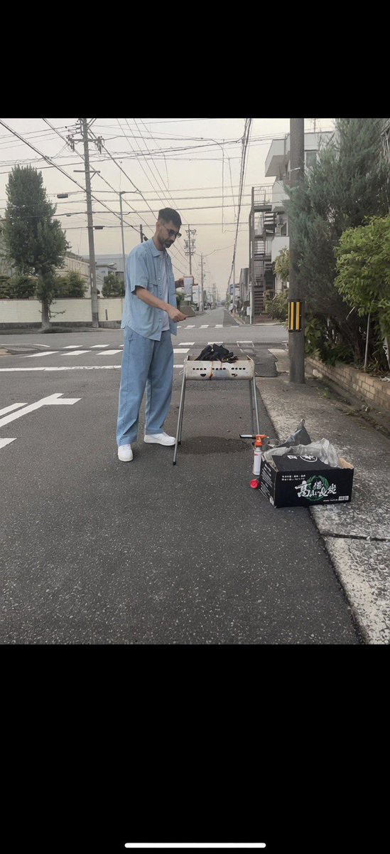 Izumi_Sunagawa's tweet photo. 道路でBBQして椅子まで出して飲酒する不良外国人。

あのさぁ、こういう事をするから嫌われるって何でわからないんだよ？ https://t.co/i4aZ3x18nh