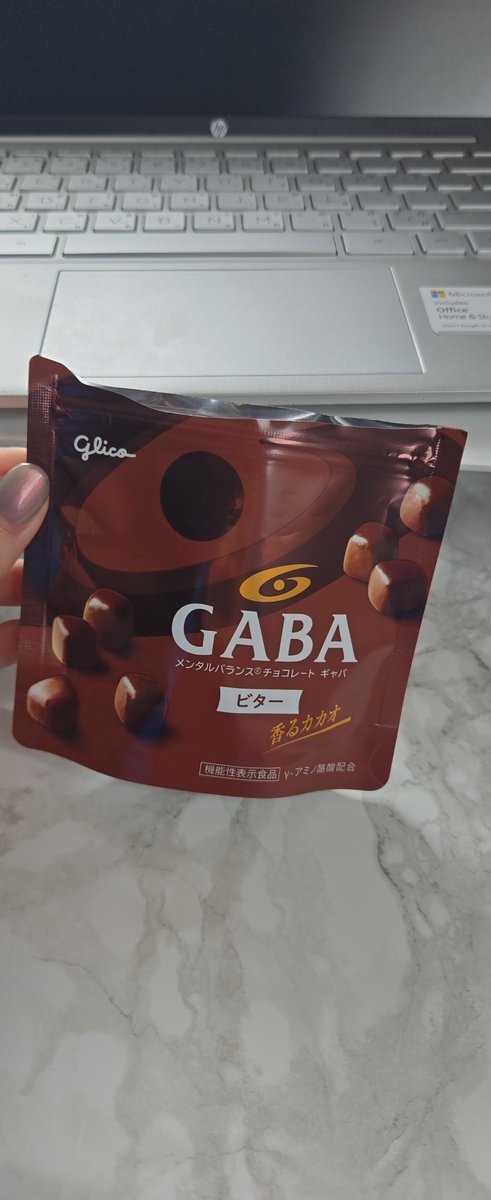 xaio_cheng's tweet photo. 勉強用に毎日少しずつ少しずつ食べてるチョコ、中身がこうなってしまったんですが大丈夫でしょうか(1個食べたけど味も匂いも普通だった) https://t.co/DTdoPjpOJi