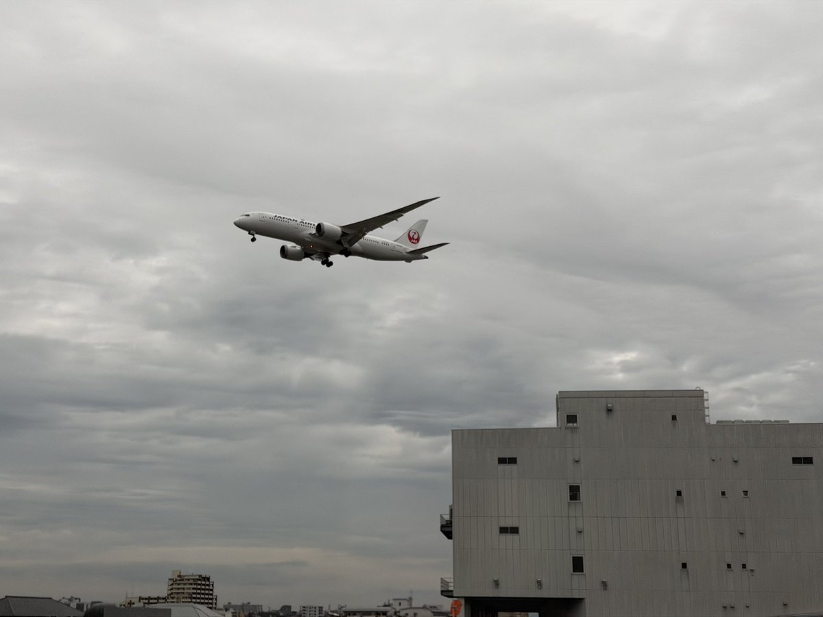 ouchigoto1978's tweet photo. 空港線を走ってると飛行機が激突してくるんじゃないかというぐらいの近さまで降りてくるからワクワクしちゃうよね。 https://t.co/rSPPX3dGo8
