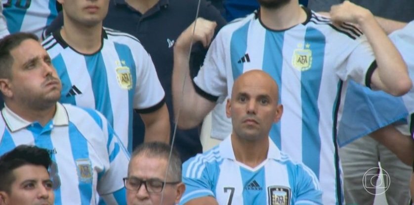 JoaquinTeixeira's tweet photo. O ministro no meio da torcida da Argentina... isso é postura? https://t.co/nsnFaTO02J