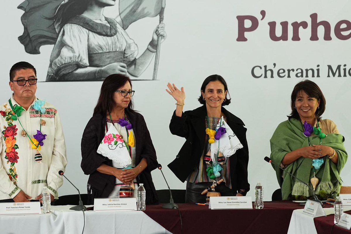 LuzElena_GE's tweet photo. La #JusticiaEnergética se construye en territorio, escuchando a las comunidades y trabajando de la mano con el pueblo. Acompañamos a nuestra presidenta @Claudiashein a Cherán, Michoacán para rendirle cuentas a los pueblos originarios sobre los avances del Plan de Justicia del Pueblo P'urhépecha en temas de energía⚡️, salud 🩺, educación 📚, medio ambiente 🍃, entre otros.