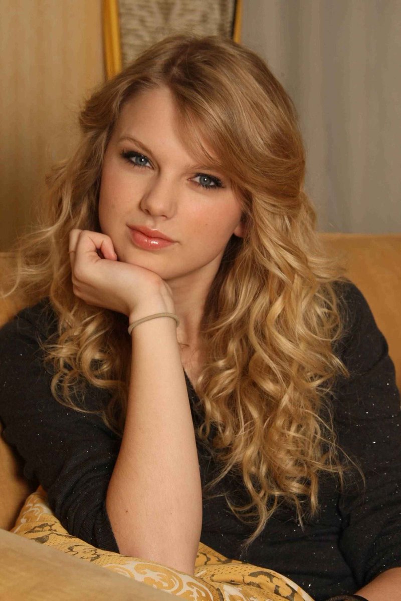 PInsider_'s tweet photo. Taylor swift is now a married woman. https://t.co/RI95CwhXGq