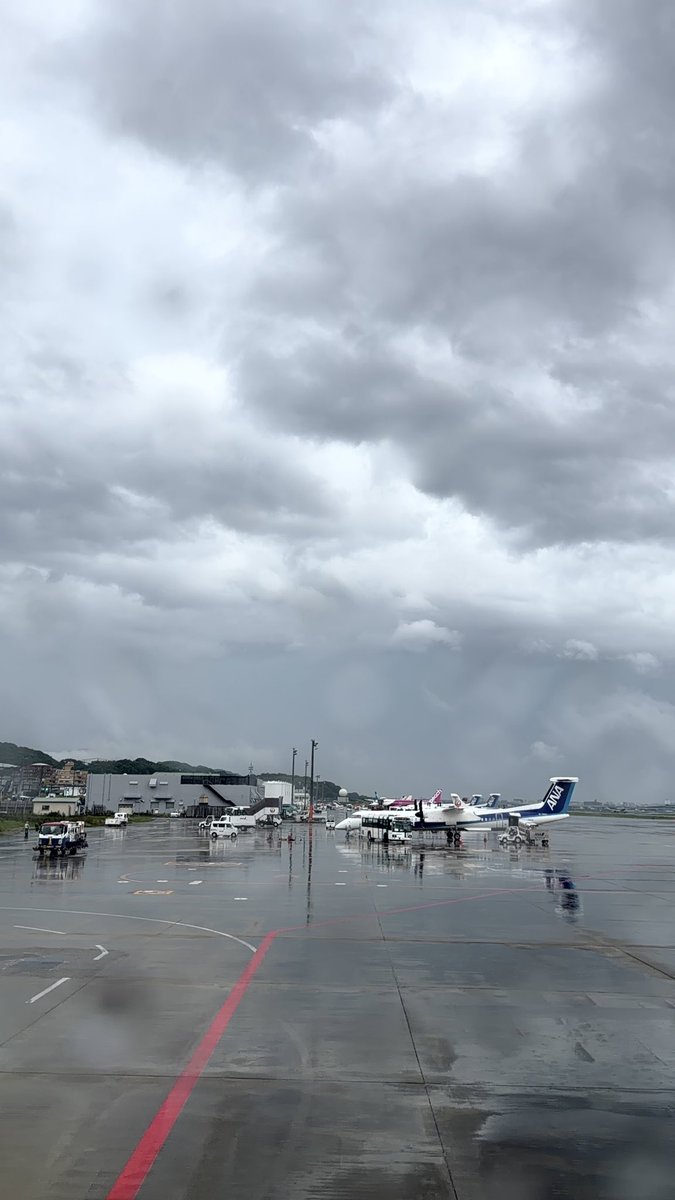 ANAfanFlightLog's tweet photo. おはようございます✈️
本日の伊丹空港👀今日は早朝フライト、ほんとは機内からポストしようかと思ったのですが、機内Wi-Fi使えずで😅福岡はあいにくの雨模様でした。 https://t.co/A7wuD1ctkM