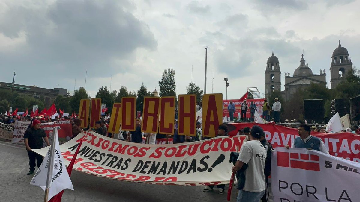 VICTORRODAS8's tweet photo. El @Edomex no escucha a toda la población, en los Reyes, La Paz, hay mucha necesidad 
#GobEdomexNoAtiendeALaGente https://t.co/rLwIKhWZSs