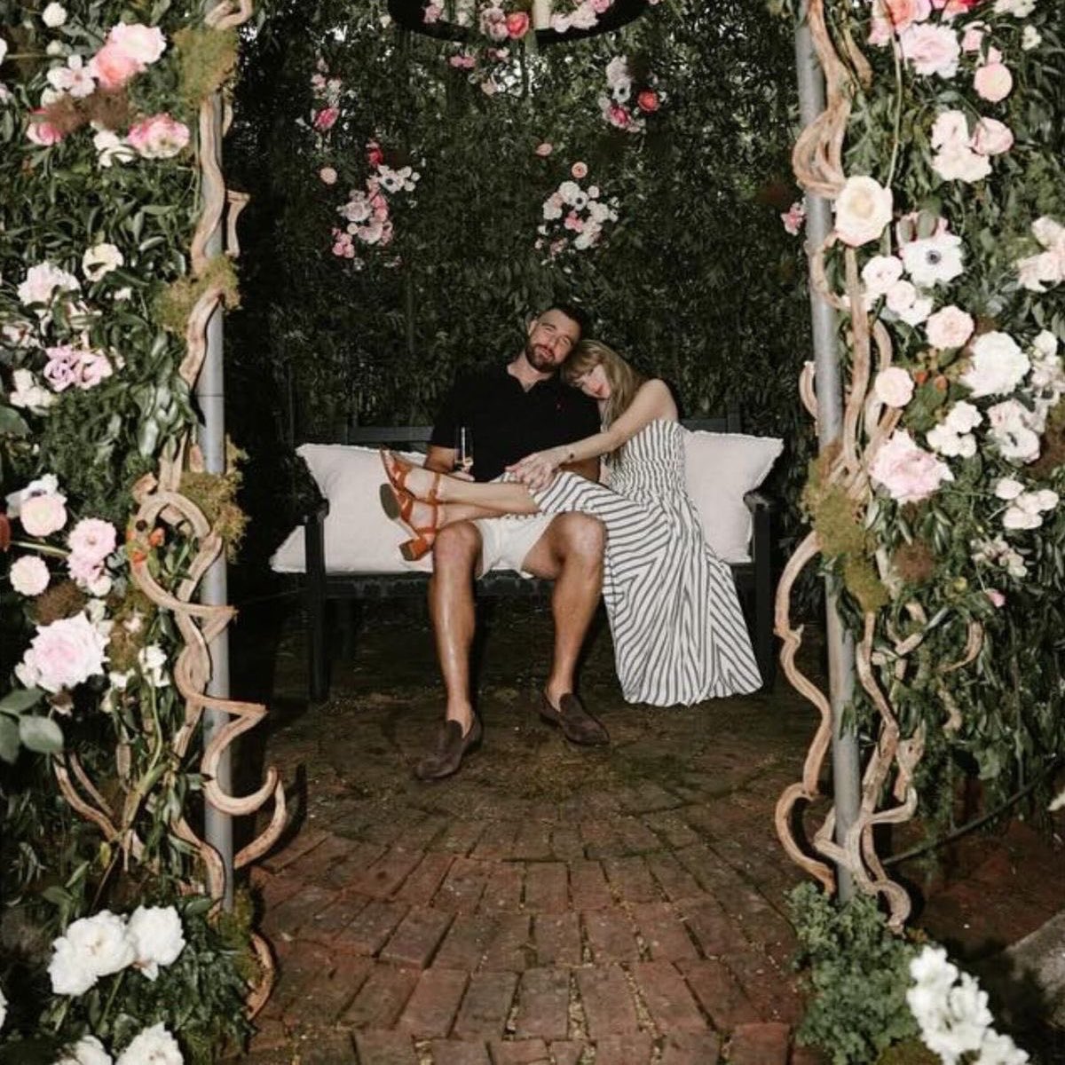 tracklist's tweet photo. Taylor Swift não teve nenhuma madrinha e contou apenas com seu irmão como padrinho, segundo informações da People. 👰🏼‍♀️

A cerimônia foi oficializada por Adam Sandler. https://t.co/vM3GFfMPse
