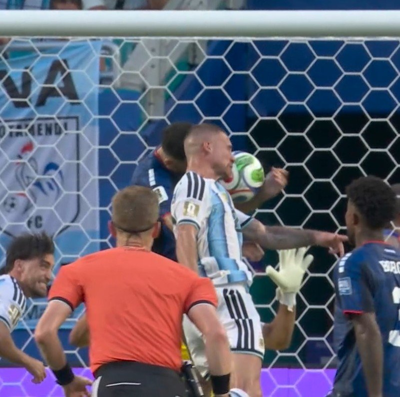 AwaaraHoon's tweet photo. ROBBERY!!! clear handball, no penalty given, referee didn't even check VAR. And then haters say FIFA is apparently rigging it for Argentina and Messi 🤡 https://t.co/gFdDUtLa1Y