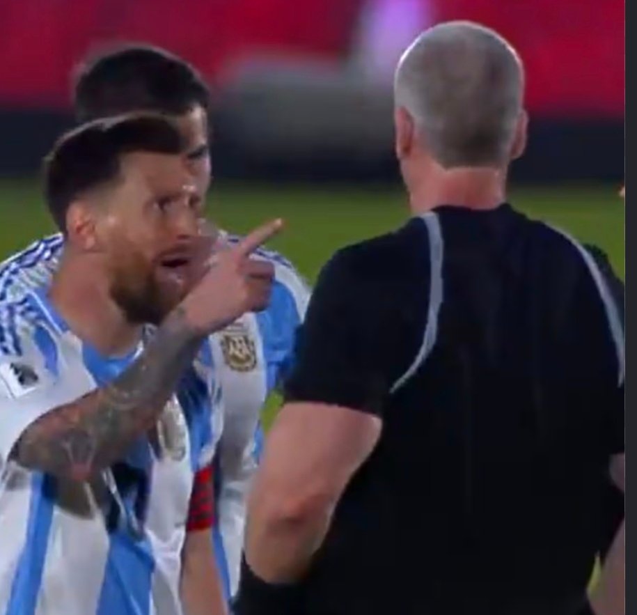 laligafraudss's tweet photo. Lionel Messi to the referee after they were denied a late penalty against Cape Verde https://t.co/L6HoHhHLqr