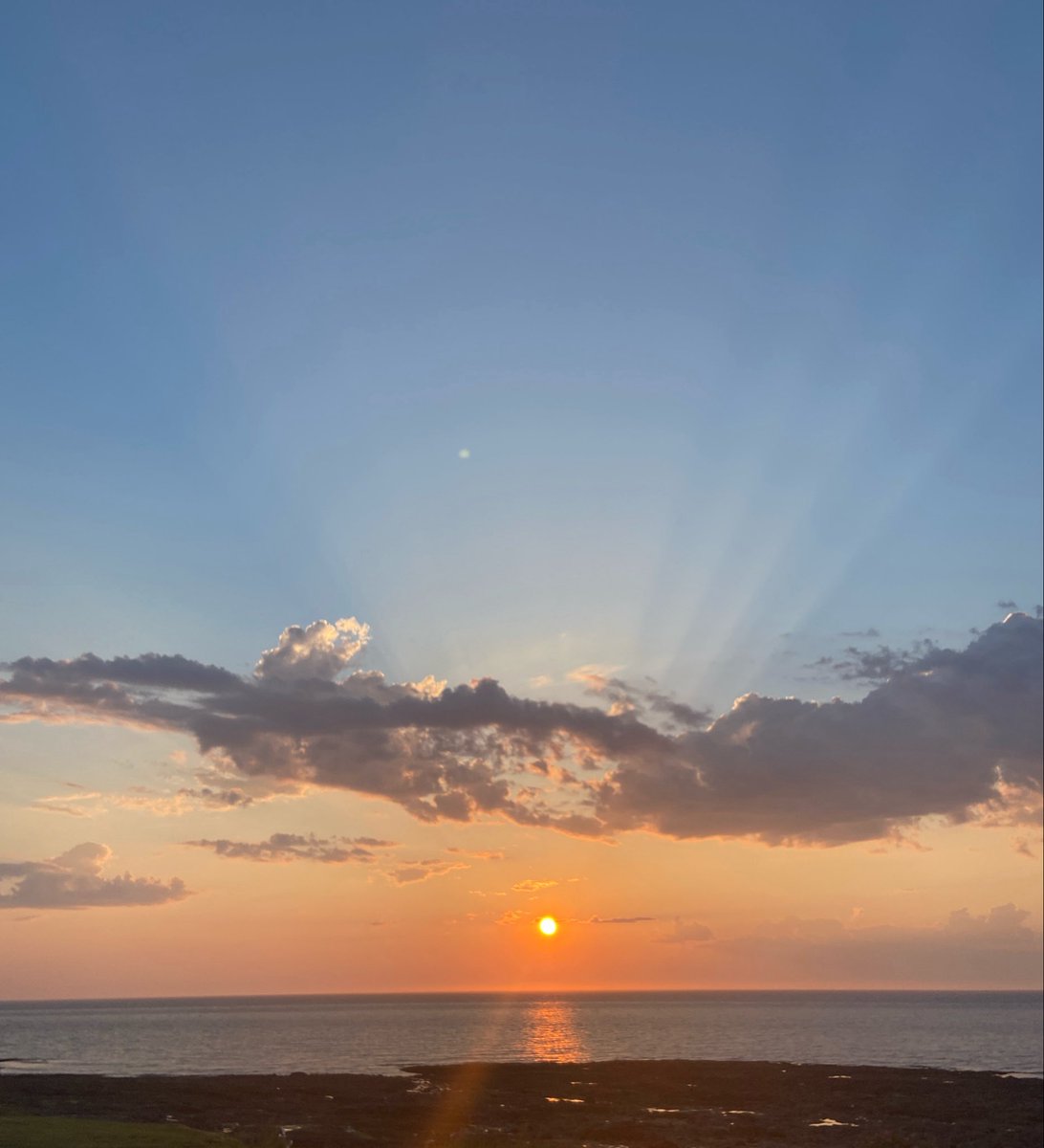 apsportfan's tweet photo. A beautiful sunset for a beautiful couple saying I Do - cheers to Mr and Mrs Kelce @taylorswift13 @tkelce 

Filling the world with celebration, joy &amp; happiness. https://t.co/ZjlbM7jkUi