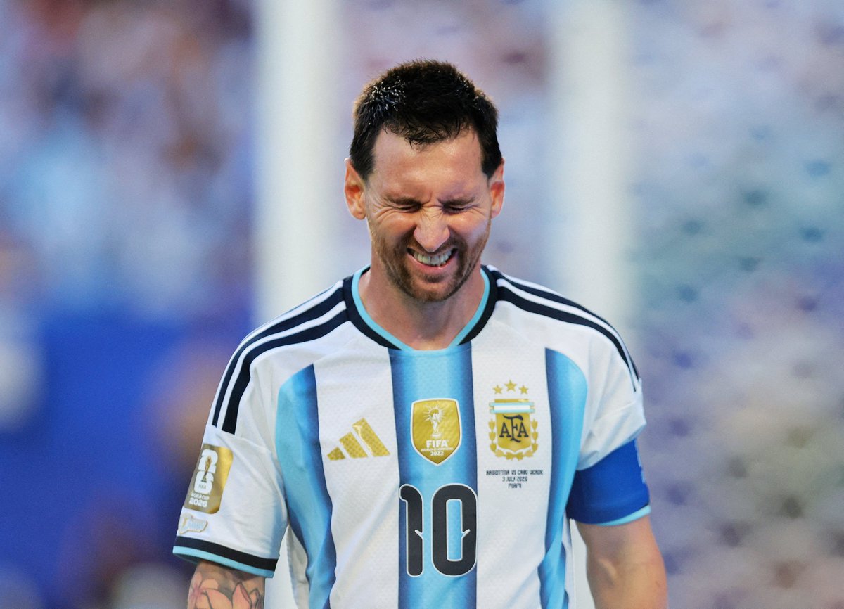 Milenio's tweet photo. 🤯🇨🇻 LA ATAJADA DE VOZINHA DE OTRO MUNDO A MESSI

El portero de Cabo Verde tiene a su selección aún con vida contra Argentina en dieciseisavos de final.

📲 Sigue aquí nuestra cobertura: https://t.co/FFSzsNMGf9
📸 Reuters https://t.co/8i7gOUGsLB