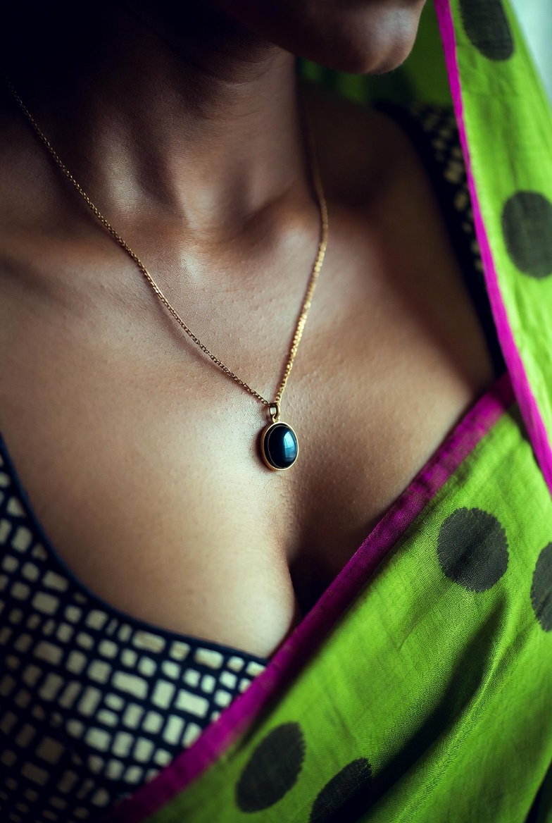 Xcess_tweet's tweet photo. Prompt : create ultra realistic image shows a close-up, cropped view of a person wearing a traditional Indian outfit. https://t.co/b38yD7F0O2