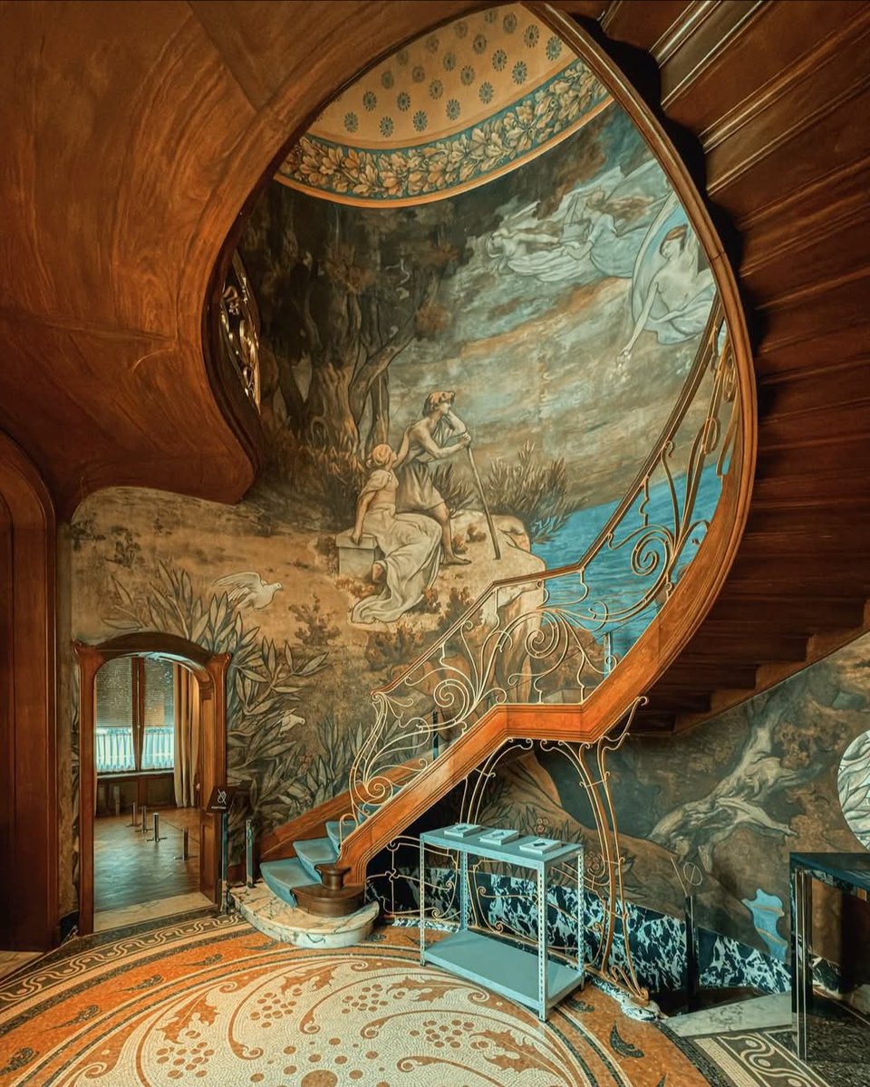 LeContempIateur's tweet photo. ✨ Ce n'est pas une galerie de musée, mais une simple cage d'escalier.

À l'intérieur de la Maison Hannon, à Bruxelles, chaque détail participe à une véritable œuvre d'art : fresques, mosaïques, boiseries, ferronneries et vitraux s'unissent pour créer un chef-d'œuvre emblématique de l'Art nouveau.

Construite en 1904, cette demeure a été imaginée par l'architecte belge Jules Brunfaut pour l'industriel Édouard Hannon. 

La fresque monumentale qui orne la cage d'escalier a été réalisée par l'artiste français Paul Baudouin, faisant de cet intérieur l'un des plus remarquables témoignages de la collaboration artistique du début du XXᵉ siècle.

📍 Maison Hannon, Bruxelles, Belgique
🖌️ Fresque : Paul Baudouin
📸 thedustyvalise