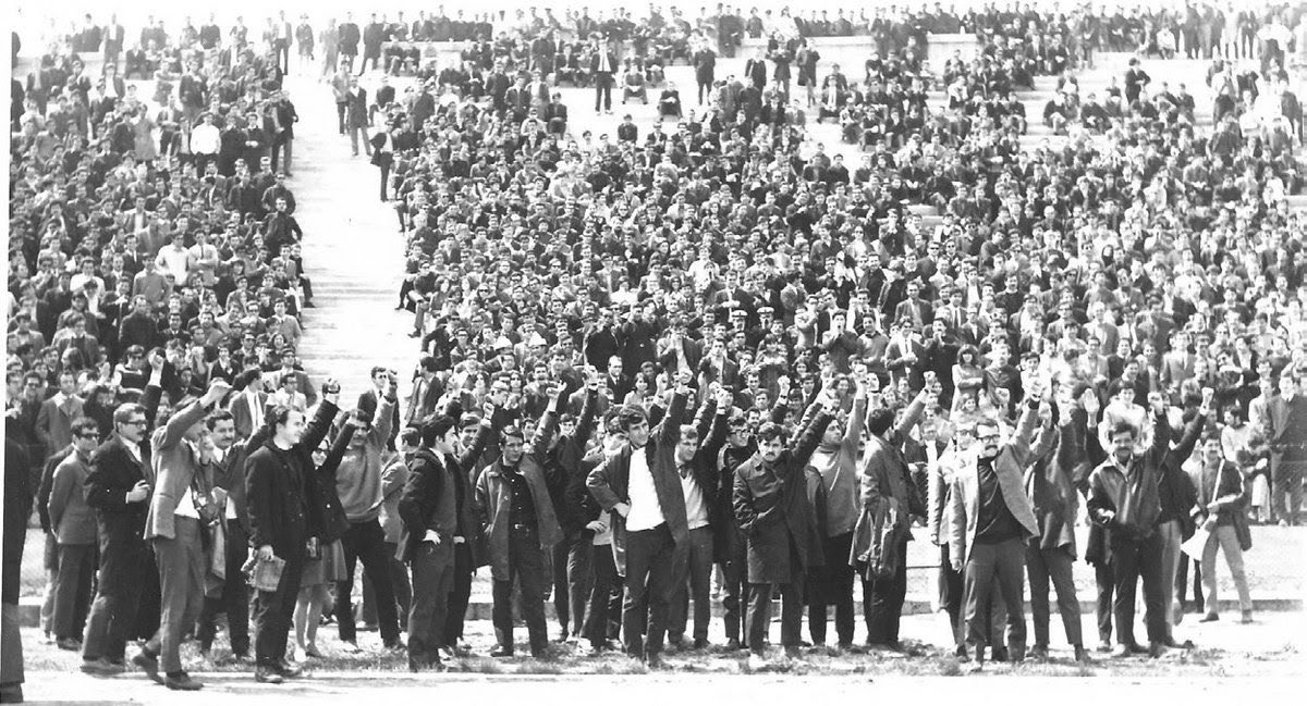 ekinveorak's tweet photo. birer birer biner biner
biner ölürüz
yana yana döne döne yine geliriz
vay canım
biz dostu da düşmanı da elbet biliriz
vurulup düşenler canım darda kalmasın https://t.co/RdoYzmWcQe