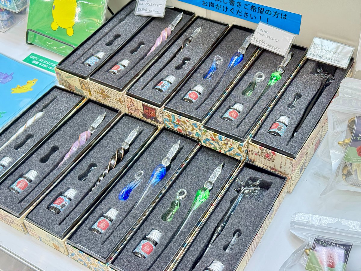 tottorimagazine's tweet photo. 年に一度の文具のお祭り
YONAGO文具の博覧会mini～ハッピーペーパーマーケット～

米子しんまち天満屋で開催中

なんと44のお店が大集結！全国で大人気の紙ものや文具、米子限定アイテムなど、会場でしか手に入らないかわいいアイテムがぎゅっと詰まったイベントです

初日からたくさんの人でにぎわっていました

思わず気分が上がってしまう素敵な文具が揃っていますよ

詳細は↓