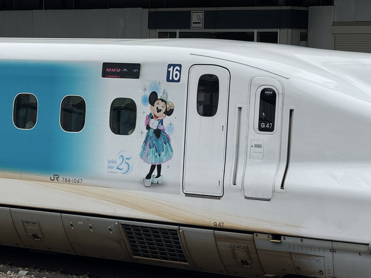 N10789215's tweet photo. 今から福岡にもどります！
３週間でしたが楽しめましたー
逆サイにディズニーの新幹線！！！
新幹線もディズニーも興味ないですがとりあえずw https://t.co/HfIPj20nUw