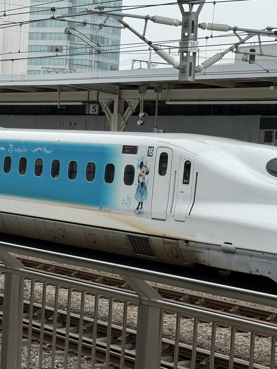 N10789215's tweet photo. 今から福岡にもどります！
３週間でしたが楽しめましたー
逆サイにディズニーの新幹線！！！
新幹線もディズニーも興味ないですがとりあえずw https://t.co/HfIPj20nUw