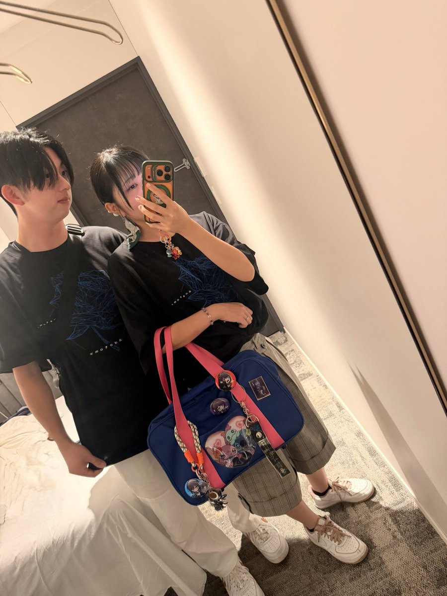 rrrr__0201's tweet photo. 待ちに待ったLIVE🌹

イベントで買ったTシャツにスティッチのスクバにAdoちゃんグッズつけまくった🥹ᩚ

楽しみ😊

 #AdoLIVE https://t.co/vEUJkqu8uW