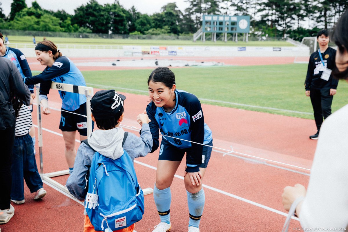FC_FUJIZAKURA's tweet photo. 🎥 ホームゲームって楽しい。 
￣￣V￣￣￣￣￣￣￣￣￣￣￣
ピッチで戦う選手。
スタンドに響く声。
子どもたちの笑顔。
マルシェの雰囲気。
サポーターが創り出すお出迎え。
＃FCふじざくら山梨　のホームゲームの魅力をまとめました。

Produced by #フォネット

🔻YouTube
https://t.co/4nuj3Cu0lD https://t.co/bo32YNRY8S