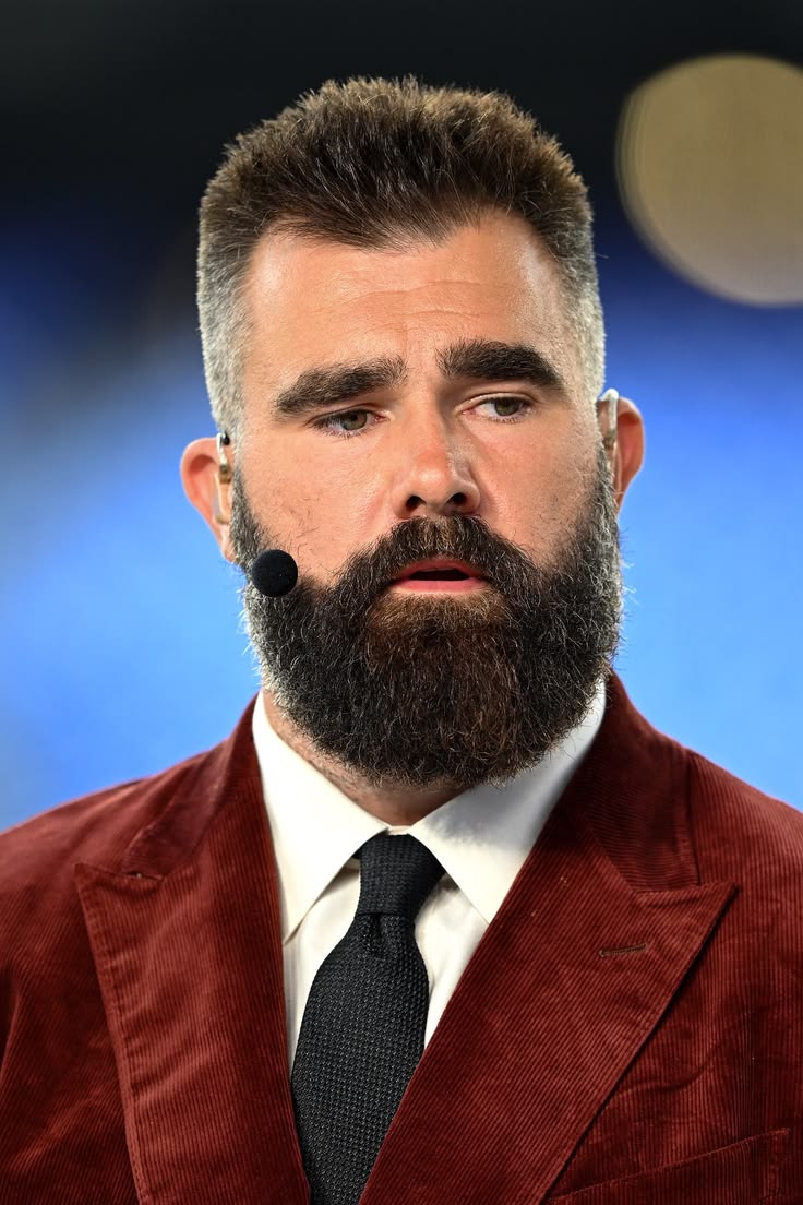 tswiftdailybr's tweet photo. 🚨 O casamento entre Taylor Swift e Travis Kelce não teve nenhuma madrinha, ambos contaram com seus irmãos como padrinhos apenas (Jason Kelce e  Austin Swift). https://t.co/UQgC5ej4uB