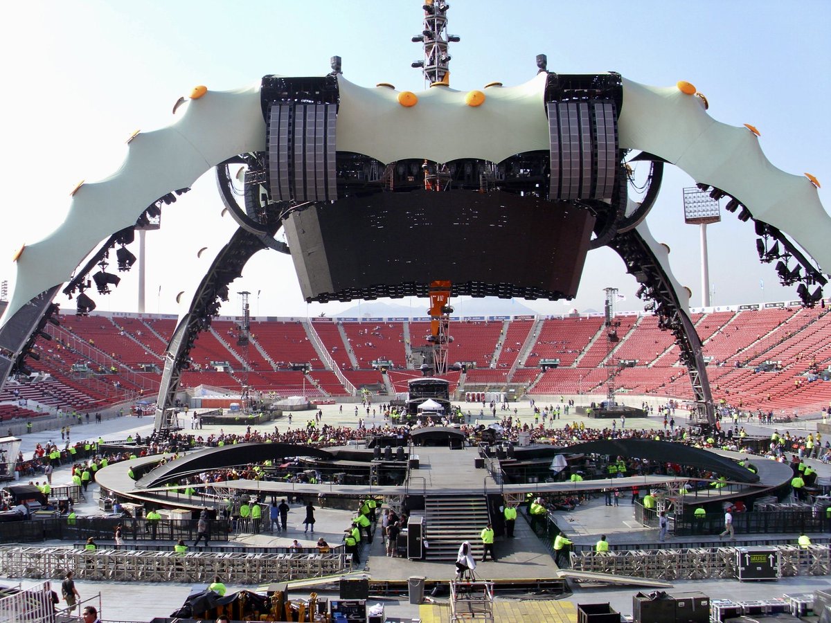 Estefasd22's tweet photo. @CNNChile No me vayan a decir q este escenario es ia ahora?? No señores este fue el concierto de U2 como q jamás se ha tenido un escenario así mentirosa de🤬🤬🤬🤬 https://t.co/7FVdUt5hD3