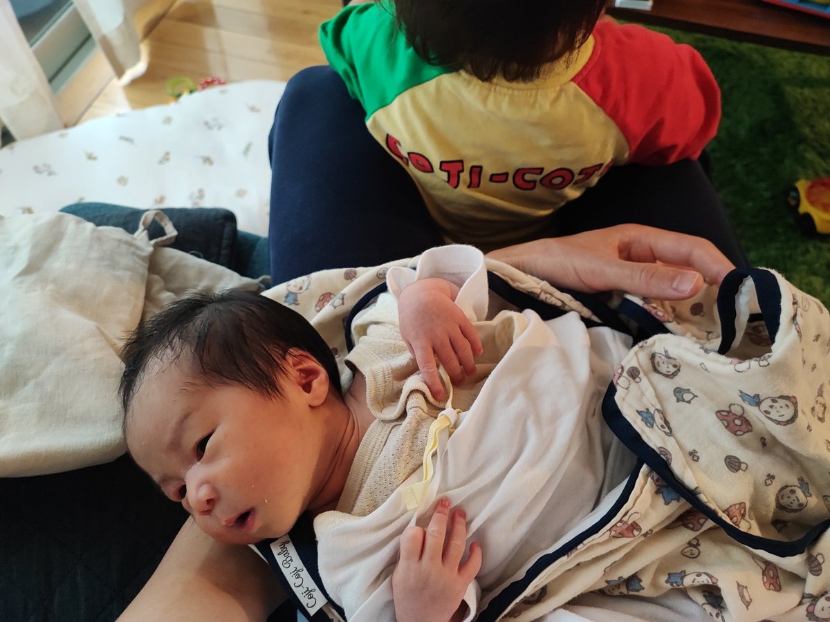 oshi_oki_yo's tweet photo. 抱っこで泣き止む新生児の娘と、甘えてくる1歳半の息子。
なんだこの幸せタイムは https://t.co/OBxQT7nkUd