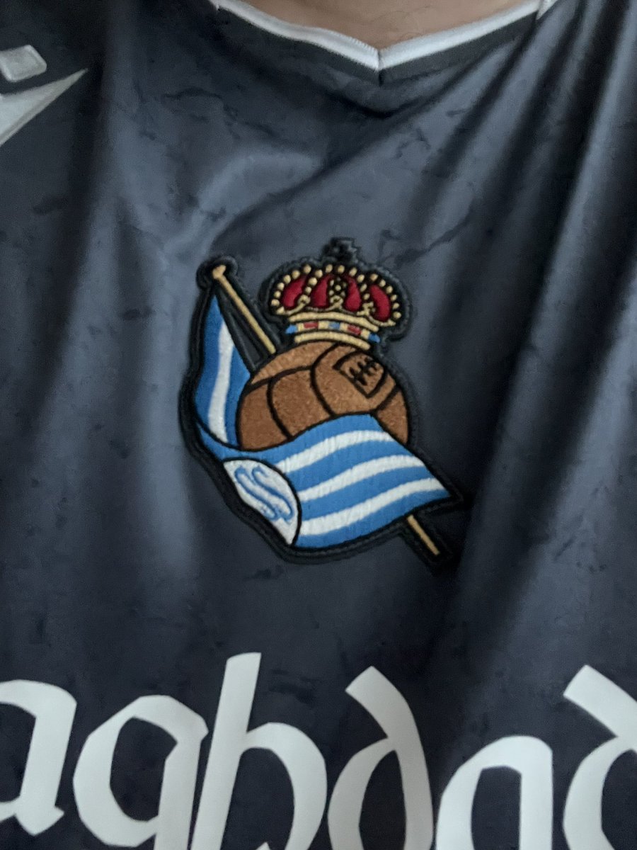 x_mozo's tweet photo. Estrenando una camiseta como pocas hay en la Historia de la Real Sociedad. Una edición limitada encubierta. Una segunda equipación que se ha visto menos que una tercera que no se podía ni comprar. https://t.co/7i3juQRg4U