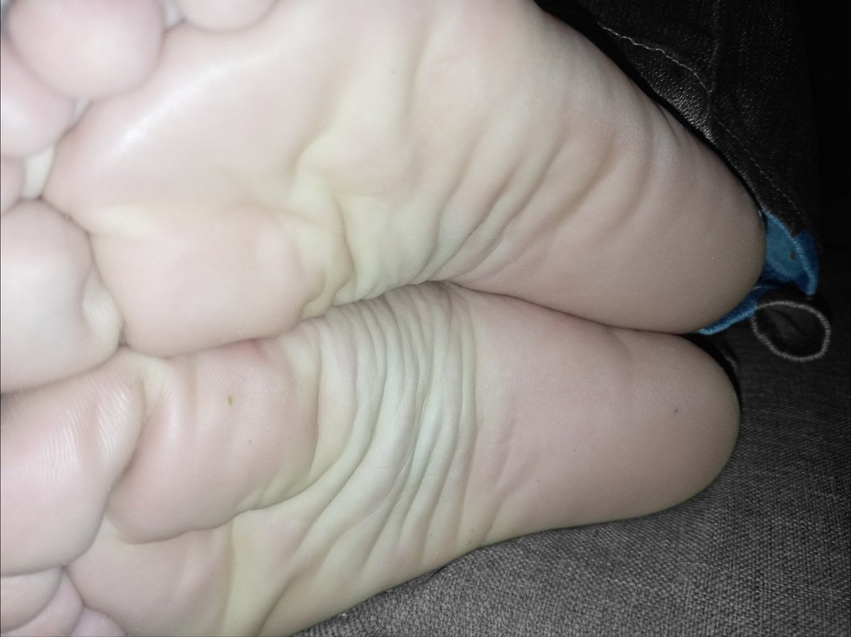 carminafeet12's tweet photo. Se imaginan el olor? 👃🏼🧀👣🤭 #pies #piessudados #olor #oloraqueso #piesudados #dedos #dedogordo #deditos #footfetısh #feetfetısh #natural #foot #closeup #soles #plantadelospies #plantas #arrugas #dedosapretados #pedicure #rojo #fetiche #fetichistas https://t.co/c91B788UQV