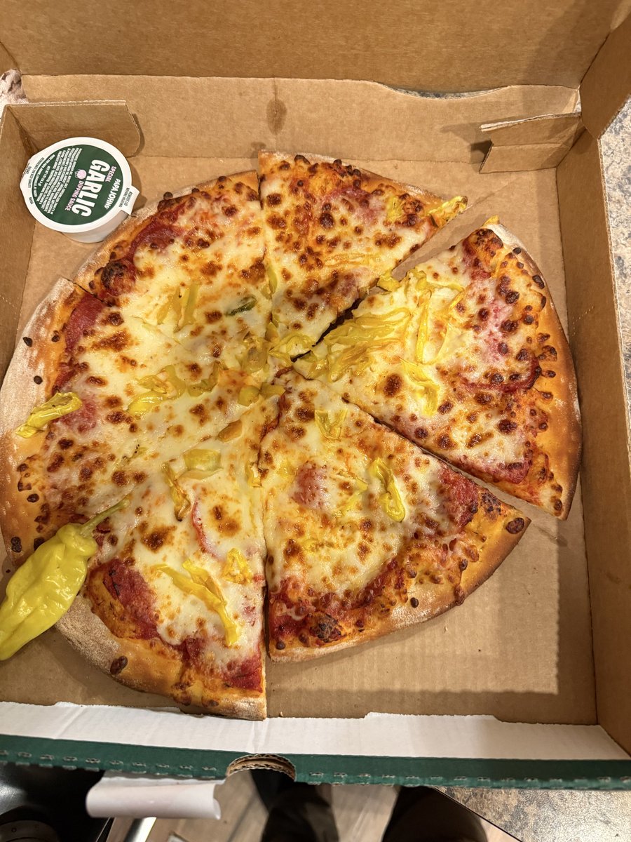 DevinDaniel's tweet photo. @PapaJohns why does my pizza look like a mix match from another pizza? https://t.co/KxNE9ewmD8