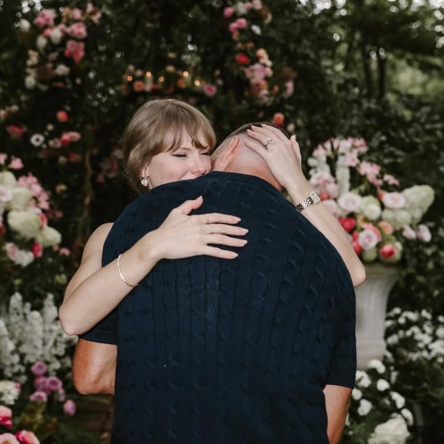 mirrorballu's tweet photo. Your English teacher and your gym teacher are officially married!🧚🏻‍♀️✨💍💘🫶🏻 TE AMO TAYLORRRR y travis🙈💞 https://t.co/893ksw7gPo