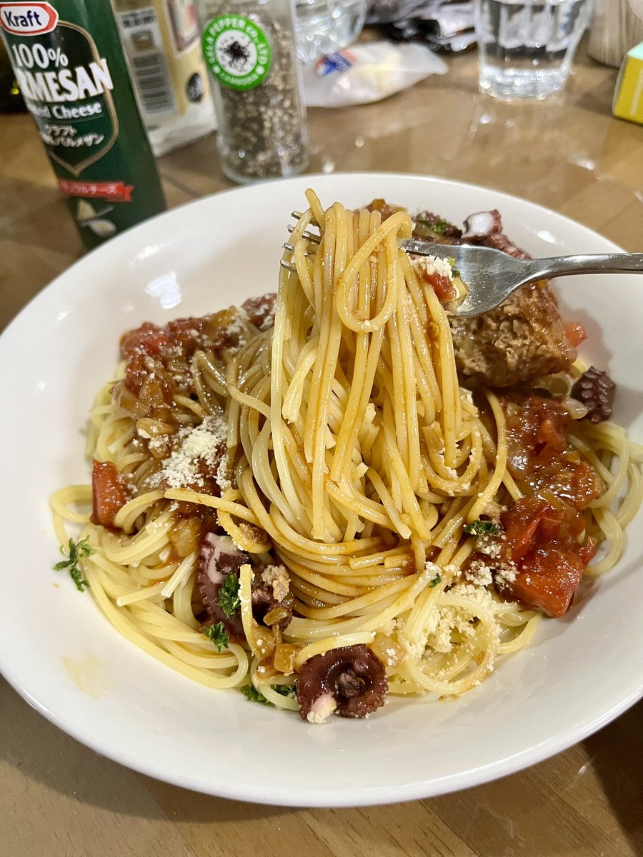 toru_prince's tweet photo. 7/3金曜日の晩酌は #ブーメラン食堂 
#ハンバーグスパゲッティ 
#セブンイレブン #金のハンバーグ 12分湯煎
#四天王寺 #有本珈琲問屋 で仕入れた #スパゲチ 8分
ソースは #淡路玉ねぎ と #トマト を #オリーブオイル で炒めて #白ワイン 加えて煮込み ハンバーグのソース追加 https://t.co/xmJylhFH0V