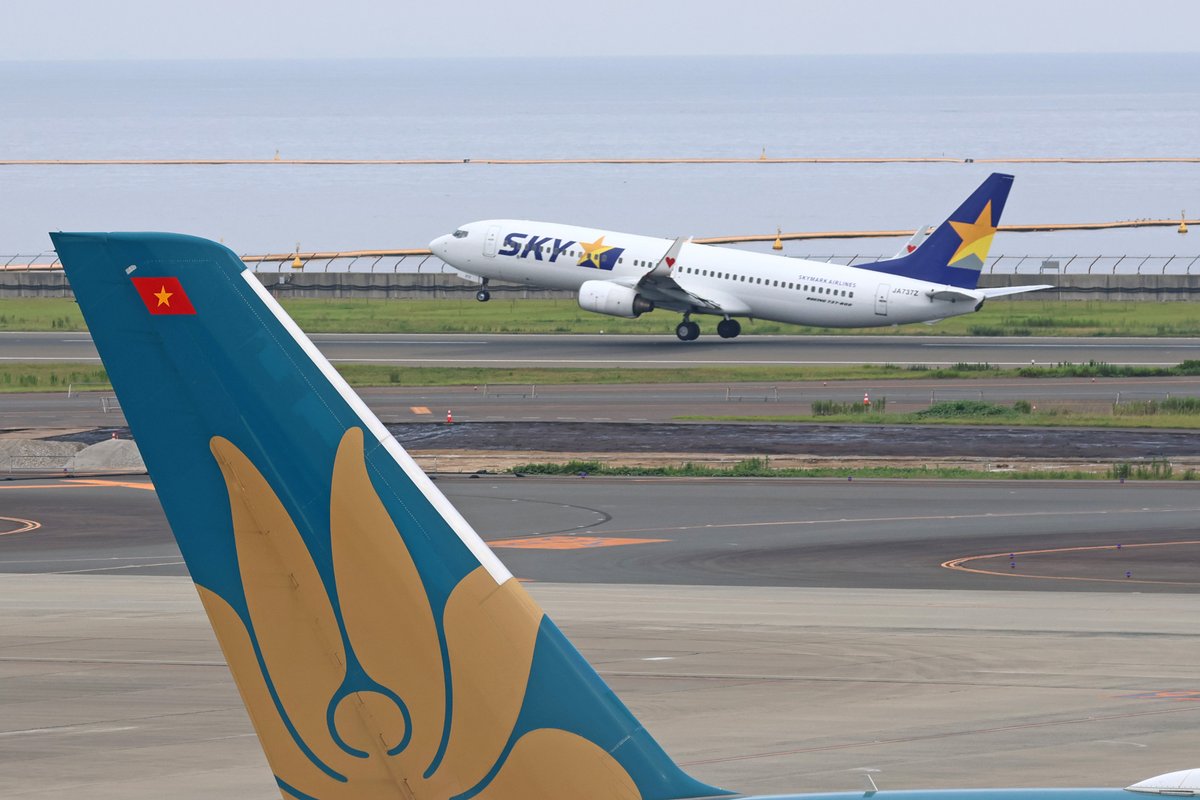 Centrairairport's tweet photo. 今朝も元気にスカイマークの札幌便が離陸していった光景です。今日は南風運用ですね。いってらっしゃい！ https://t.co/m2HZd20W12