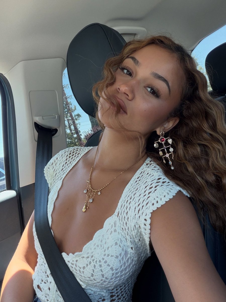 baileysmadisons's tweet photo. “bbg🌸” ⸻ Madison Bailey via Instagram. https://t.co/9W82ZrTrJA