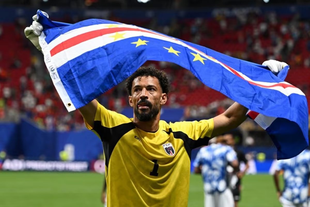Cultination1's tweet photo. 🇨🇻🇦🇷🔥🔥🔥Ancien électricien devenu gardien de but, Vozinha, 40 ans, est le héros du Cap-Vert. Il a tenu tête à Lionel Messi et permis à son pays de rêver face à l'Argentine.

En moins d’1 mois, Vozinha est passé de 40k abonnés à plus de 17 millions d’abonnés sur Instagram. 

Vozinha, gardien du Cap-Vert, a longtemps travaillé comme électricien, car le football ne suffisait pas à faire vivre sa famille. À 40 ans, il est devenu l’un des héros de son pays. 

VOZINHA !!!