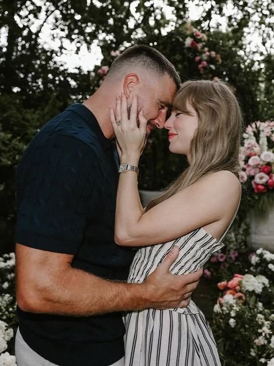 poponze's tweet photo. Taylor Swift e Travis Kelce já estavam casados antes da celebração no Madison Square Garden.

Segundo o Page Six, o casal oficializou a união em uma cerimônia privada, reservada apenas para familiares e amigos próximos. https://t.co/9UF88t1QMV