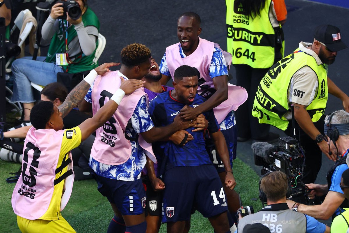 ActuFoot_'s tweet photo. Le Cap-Vert 🇨🇻 est toujours INVAINCU en 90 minutes dans cette Coupe du monde. 🤯

Mais qui sont ces hommes ?! https://t.co/douJaunkg1