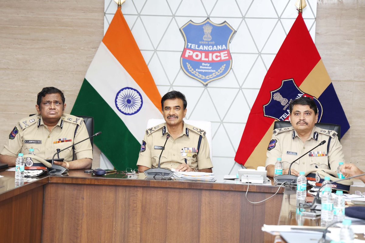 TelanganaCOPs's tweet photo. డీజీపీ కార్యాలయం నుంచి రాష్ట్రవ్యాప్తంగా అన్ని యూనిట్ల అధికారులు, ఎస్‌హెచ్‌వోలతో డీజీపీ శ్రీ సి.వి. ఆనంద్ వీడియో కాన్ఫరెన్స్ నిర్వహించారు. విజిబుల్ పోలీసింగ్, సాంకేతికత వినియోగం, డ్రగ్స్ నియంత్రణ, రోడ్డు భద్రత, దర్యాప్తుపై సమీక్షించి కీలక ఆదేశాలు జారీ చేశారు.  #TelanganaPolice https://t.co/nXFSZmE6Nz
