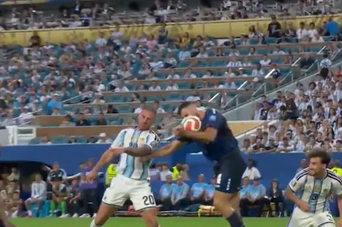Kesohaha's tweet photo. @quesaverdades Y imagínate que este no lo cobraron penal pero claro que el malo es argentina, no? https://t.co/9NpC4PRtuo