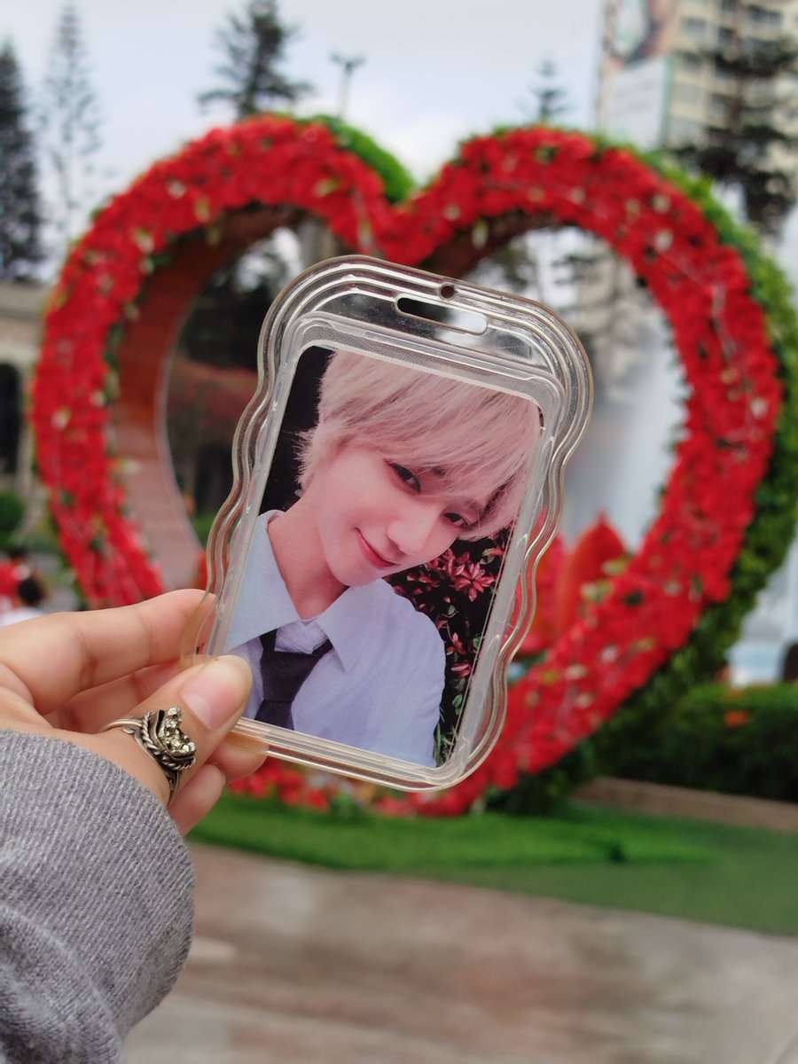 Nubeenelcielo13's tweet photo. Es viernes, lo que significa activar el modo migajero✋😔

Yesung se está esforzando mucho para estar saludable en su 10° aniversario, por lo tanto nosotras también debemos darlo todo para hacer que su gira llegue a este lado del mundo 🇵🇪💙
#YesungSoloLatam #YesungSoloPeru https://t.co/0uSwUfocvF