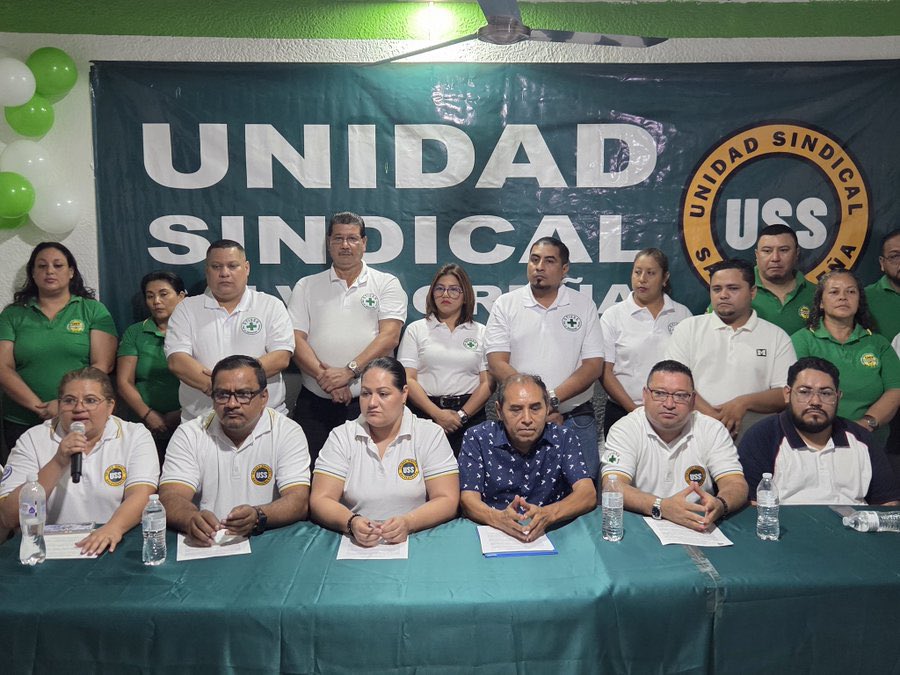 ASTRAMcomunity's tweet photo. 🤝🇸🇻 LA SOLIDARIDAD TAMBIÉN ES PARTE DEL MOVIMIENTO SINDICAL

La Unidad Sindical Salvadoreña continúa fortaleciendo su compromiso con la población, impulsando acciones que buscan generar apoyo y acompañamiento a las familias salvadoreñas.

Ha sido presentado el #ProgramaMesaSolidaria, una iniciativa que refleja el compromiso social de los trabajadores organizados con quienes más lo necesitan.

El sindicalismo moderno no solo defiende derechos laborales, también promueve solidaridad, inclusión y bienestar para construir un mejor país.
