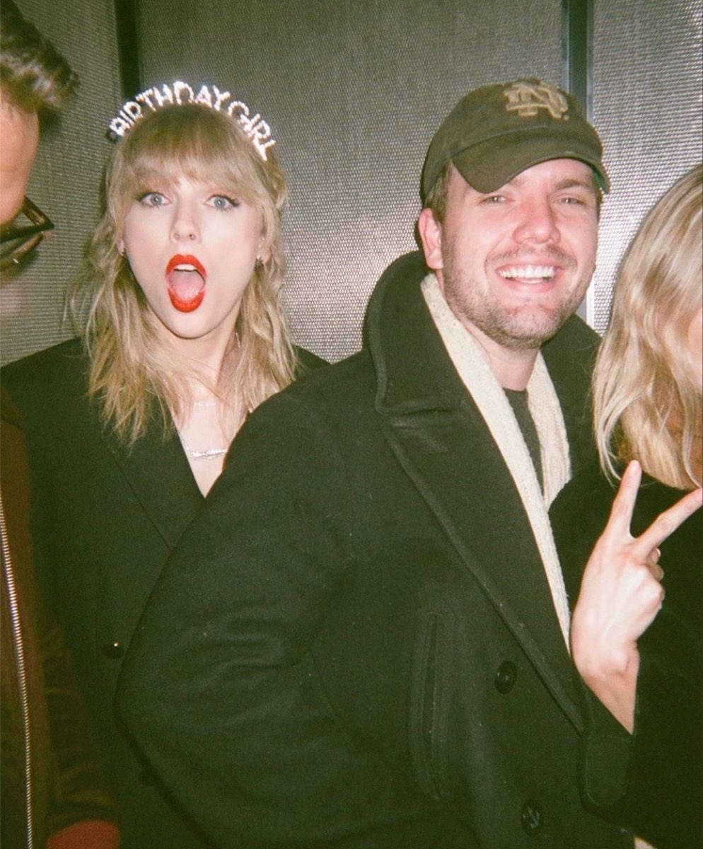 POPSOURCES12's tweet photo. 💍| “Taylor &amp; Travis did not have bridesmaids or groomsmen. Instead, her brother Austin Swift served as Taylor's Man of Honor and Jason Kelce was Travis' Best Man.”

-New York City Official Source https://t.co/vkwKJcW3br