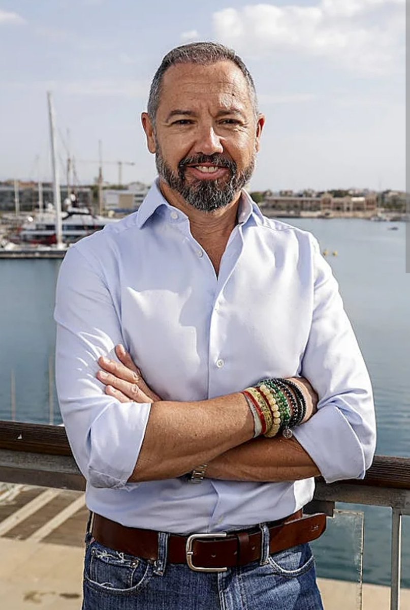 FonsiLoaiza's tweet photo. El ultraderechista Juanma Badenas de VOX está siendo investigado por malversación por patrocinar a OKDiario y por sobresueldos y tarjetas de crédito sin control. Goza de impunidad y ha allanado el Sindicato de Estudiantes. https://t.co/YWaBANsLaY