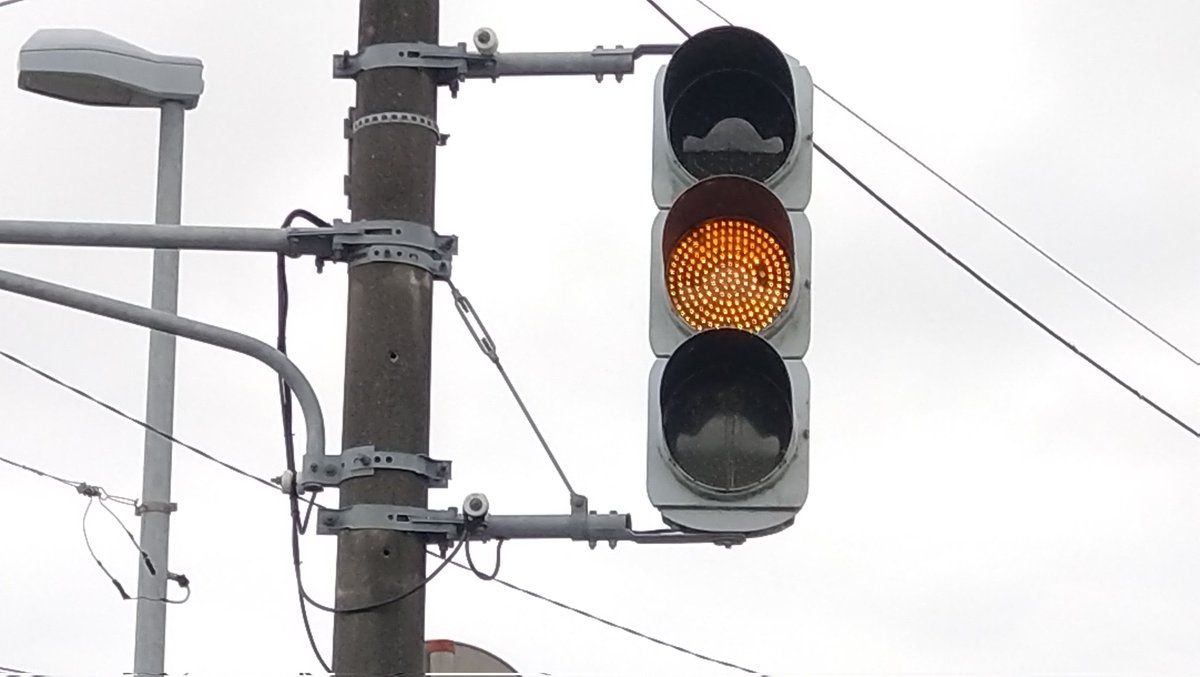 本物❗️信号機黄色ユニット❗️ 信号機 黄色素子欠け&赤LEDユニット換装の縦型 この交差点にある、星和