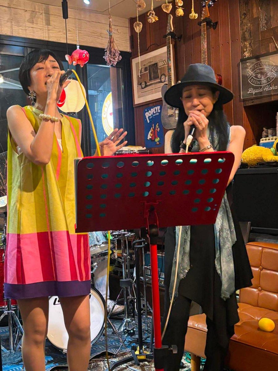 Neige_1005's tweet photo. 7/2、渋谷カフェテラオでyukaさんとの2回目のライブでした。とっても素晴らしいミュージシャン、川村ドラムトリオのみなさま、お天気悪い中お越しいただいたみなさまありがとうございました😊ライブが終わるとまた次回に向けて精進しようと思うのでした（笑）このメンバーでの次回のライブは11/26！ https://t.co/D2XCXQonym