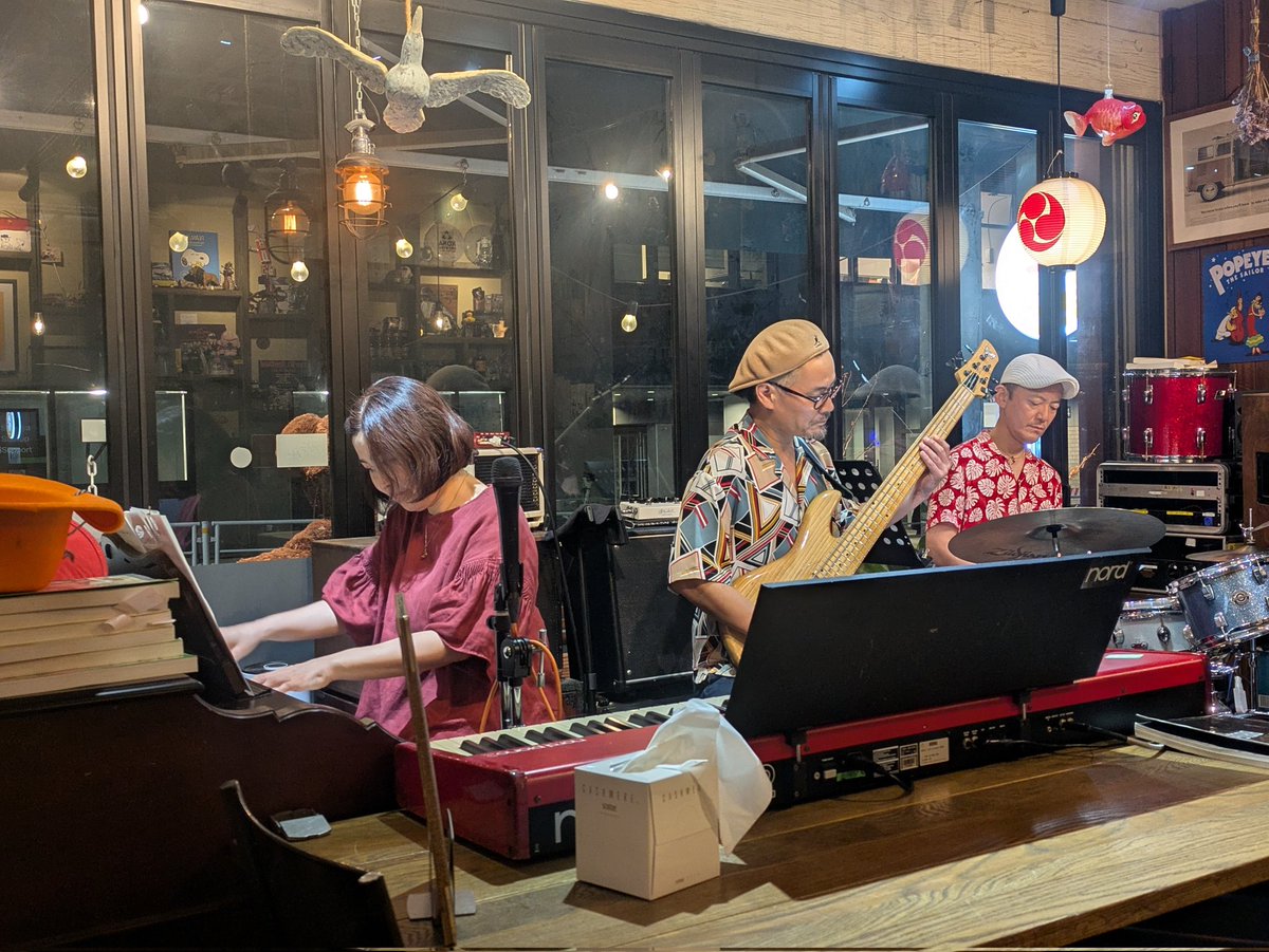 Neige_1005's tweet photo. 7/2、渋谷カフェテラオでyukaさんとの2回目のライブでした。とっても素晴らしいミュージシャン、川村ドラムトリオのみなさま、お天気悪い中お越しいただいたみなさまありがとうございました😊ライブが終わるとまた次回に向けて精進しようと思うのでした（笑）このメンバーでの次回のライブは11/26！ https://t.co/D2XCXQonym