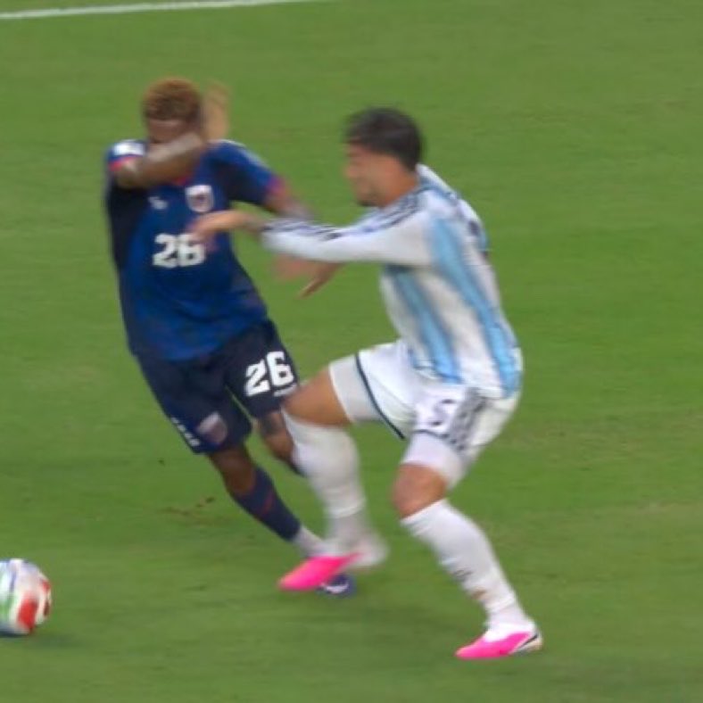 ZebraSoberana's tweet photo. Juiz covarde demais !

#ARGxCBV https://t.co/3b4FgeFjc2