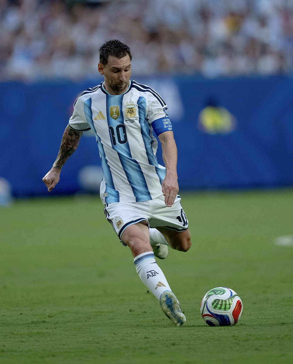 InfoTimaoBlog's tweet photo. Opinião impopular: Se a Argentina de Scaloni tivesse um camisa 8 como Rodrigo Garro, a vida do Messi seria bem mais fácil. 🇦🇷
Futebol é talento, mas também é parceria. E Garro faz qualquer camisa 10 jogar mais. 🎩
#argentina #lionelmessi #copadomundo #corinthians #rodrigogarro #vaicorinthians