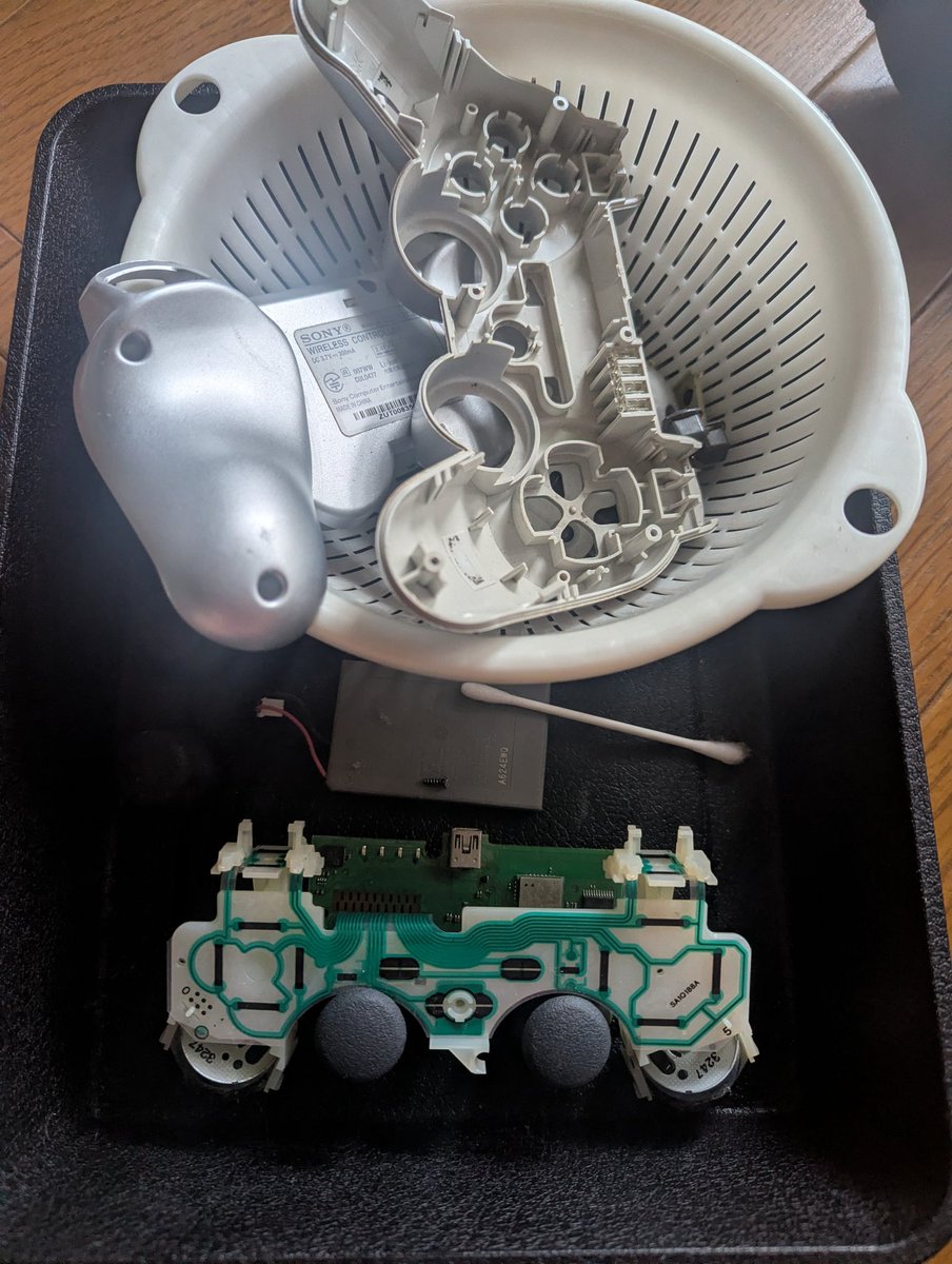 inamune's tweet photo. 閲覧注意！

誤作動が凄いので分解清掃を敢行。

銀は中に大量のホコリが。
白はバッテリーに何か貼ってあり、一度開けた形跡あり。

プラやゴムを洗剤で水洗いするので、乾いた後に組み上げますが、ちゃんと直れば良いけど…。

#ゲーム　#レトロゲーム　#プレステ3　#コントローラー　#ジャンク修理 https://t.co/3909is49bC