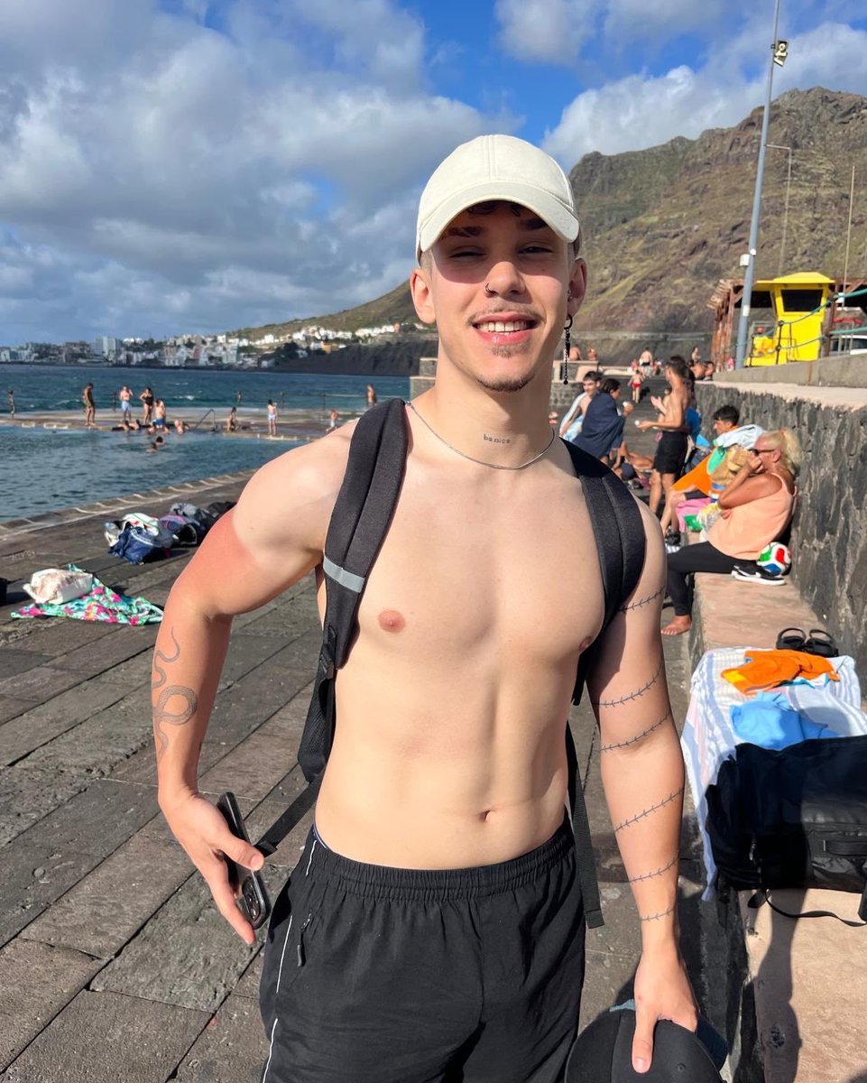 TwitchCran's tweet photo. La cara de el que lleva una semana sin jugar al lol https://t.co/8qr406nK7y