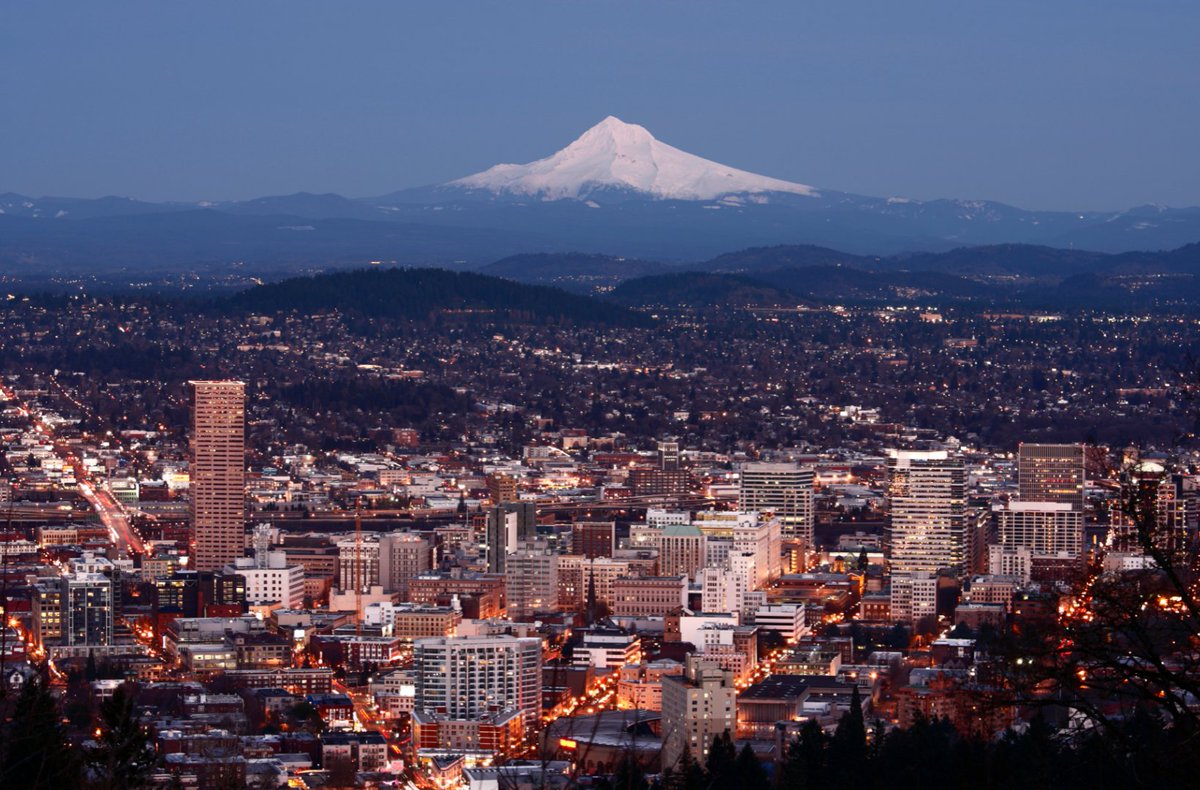 PDXAppraisals's tweet photo. The Portland Region’s condo market cooled in Q1 2026: 511 sales (‑8.6%), dollar volume down 2.6%, and CDOM rising to 119 days. But the average price still climbed to $389k, boosted by a revived luxury segment — including fresh Ritz‑Carlton Residences closings that helped counterbalance softer conditions elsewhere.

Full regional overview as well county by county breakdown ↓

https://t.co/9gWiOilzZC