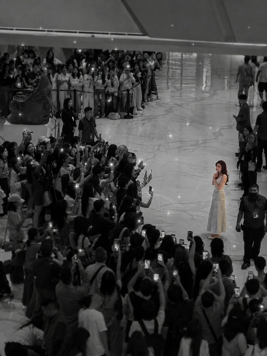 erosofnyx's tweet photo. Imagine if she had given up. We would've never witnessed the actress who now inspires millions. Every tear, every setback, and every moment of doubt led her to this. Your hard work found its way home, Lena. 🤍✨

LENA TORY BURCH AT ICONSIAM
#ToryBurchICONopeningxLena
#ToryBurchThailand
#ToryBurchICONSIAM
@lena__lorena